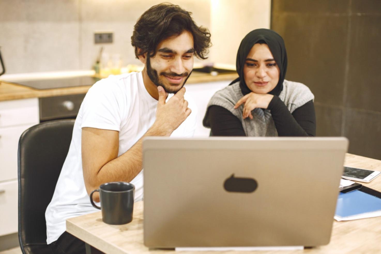 Análisis de datos financieros en tiempo real mostrando tendencias y proyecciones